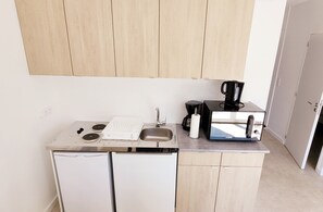 Fridge, microwave, stovetop, coffee/tea maker - The "Le Cosy" Apartment – Shared Pool (La Tranche-sur-Mer)