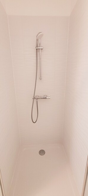 Shower - The "Le Cosy" Apartment – Shared Pool (La Tranche-sur-Mer)