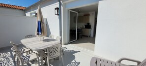 Outdoor dining - The "Le Cosy" Apartment – Shared Pool (La Tranche-sur-Mer)