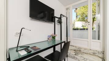 6 habitaciones, escritorio, cunas y ropa de cama