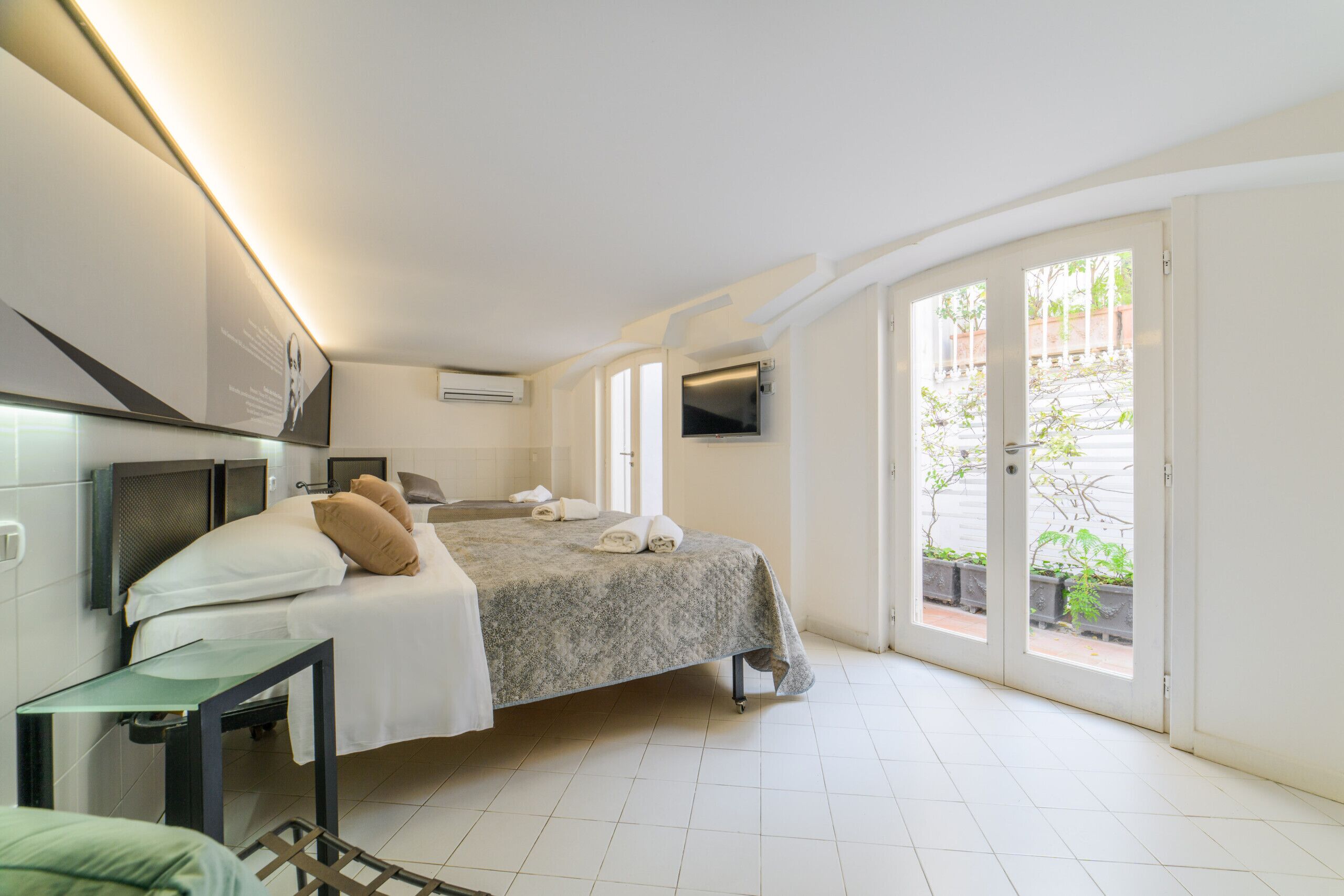 6 kamar tidur, meja kerja, dan tempat tidur bayi (biaya tambahan)