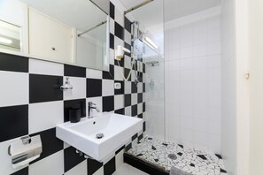 Shower, towels - Muta House (Sorrento)