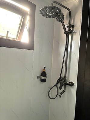 シャワー、タオル、石鹸、トイレットペーパー
