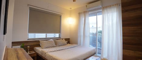 Iron/ironing board, bed sheets