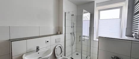 Regadera y papel de baño