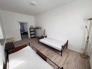 WiFi, bed sheets - Spacious fitter's apartment Schmergow (Groß Kreutz (Havel))