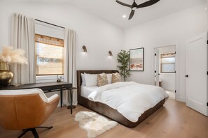 Desk, free WiFi, bed sheets - New Listing! Heated Pool, Hot Tub, Sauna, Soaker Tub, Outdoor Shower, King Bed! (Kitty Hawk)
