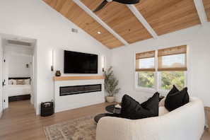Smart TV, fireplace, offices - New Listing! Heated Pool, Hot Tub, Sauna, Soaker Tub, Outdoor Shower, King Bed! (Kitty Hawk)