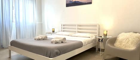 3 bedrooms, iron/ironing board, internet, bed sheets