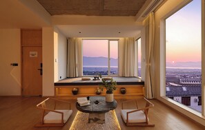 Quarto casal com design assinado, vista para a montanha | Vista do quarto