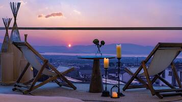 Chambre Double Supérieure, vue partielle sur le lac | Terrasse/Patio