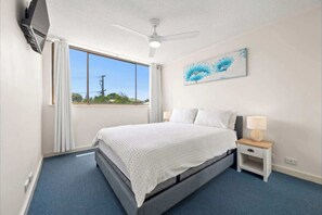 2 bedrooms, iron/ironing board, WiFi, bed sheets - Allamanda U11 | Seaviews Near Bulcock Beach (Caloundra)