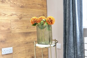 Interior detail - Luxury Herne Hill 2BR Apartment • 10 Min on the Train to Central London! (London)