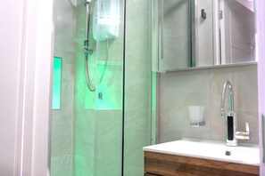Shower, hair dryer, towels, soap - Luxury Herne Hill 2BR Apartment • 10 Min on the Train to Central London! (London)