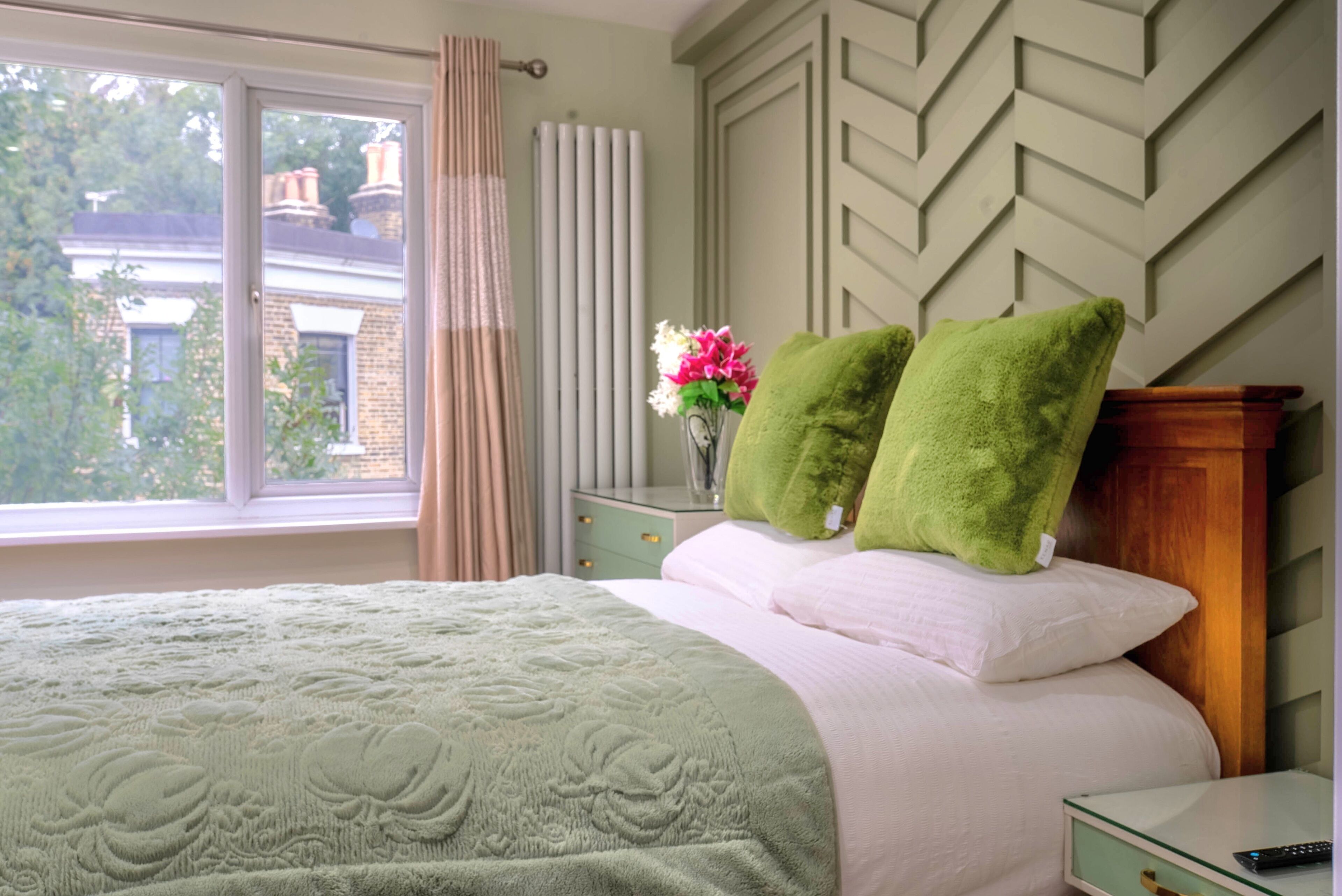 Tabla de planchar con plancha, wifi y ropa de cama 
