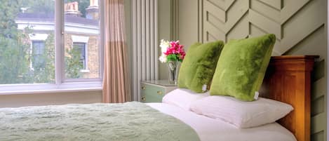 Tabla de planchar con plancha, wifi y ropa de cama