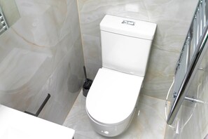 Shower, hair dryer, towels, soap - Luxury Herne Hill 2BR Apartment • 10 Min on the Train to Central London! (London)