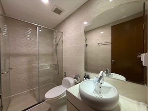 Hair dryer, bidet, towels, soap - 2 Bedroom Apartment for Rent at Vinhomes Central Park (Thành phố Hồ Chí Minh)