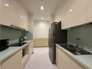 Fridge, microwave, dining tables - 2 Bedroom Apartment for Rent at Vinhomes Central Park (Thành phố Hồ Chí Minh)