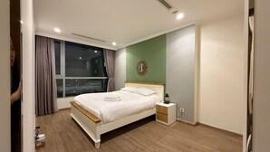 Ein Schlafzimmer mit Bett, Nachttisch und Fenster.