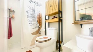 Shower, towels, soap, toilet paper - Charming House with Pool, 5 Min to the Beach (Grand Baie)
