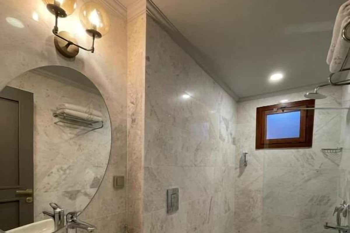 Dobbeltrom – deluxe, hageutsikt | Bad