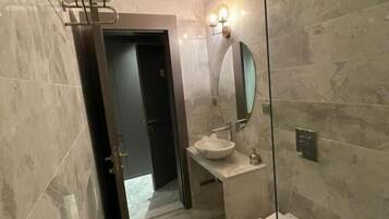 Chambre Double Standard, vue jardin | Salle de bain