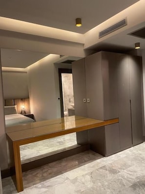 Ropa de cama de alta calidad y escritorio 
