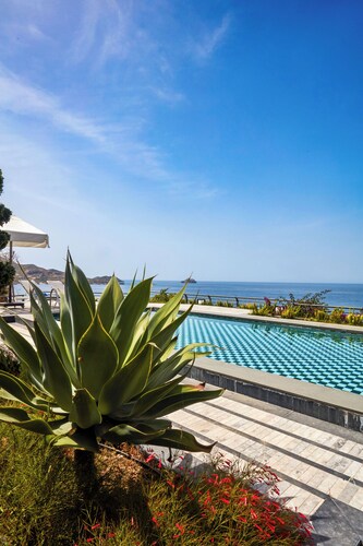 Signature 5 Bedroom Villa with Private Pool, Sauna & Maid's Room