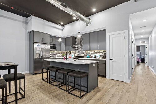 NEW (2024:) Sleeps 12 | Downtown Fennville | Near Saugatuck & Local Beaches