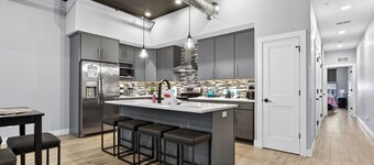 NEW (2024:) Sleeps 12 | Downtown Fennville | Near Saugatuck & Local Beaches
