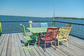 Outdoor dining - Spacious 5-bedroom, 4-bath lakefront home with modern comforts, scenic views, and plenty of room for family and friends—perfect for a relaxing getaway or fun-filled retreat. (Mabank)