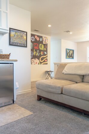 TV, fireplace - Spacious 5-bedroom, 4-bath lakefront home with modern comforts, scenic views, and plenty of room for family and friends—perfect for a relaxing getaway or fun-filled retreat. (Mabank)