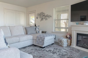 TV, fireplace