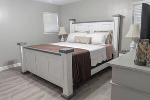 4 bedrooms, free WiFi - Experience farmhouse charm in this spacious 4-bedroom ranch retreat in Gainesville. Just minutes from downtown, the Frank Buck Zoo, and local parks, this cozy getaway sleeps up to 10 guests. Enjoy a bright open layout, comfortable country-style livin (Gainesville)