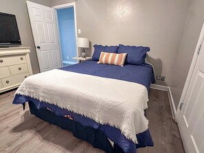 4 bedrooms, free WiFi - Experience farmhouse charm in this spacious 4-bedroom ranch retreat in Gainesville. Just minutes from downtown, the Frank Buck Zoo, and local parks, this cozy getaway sleeps up to 10 guests. Enjoy a bright open layout, comfortable country-style livin (Gainesville)