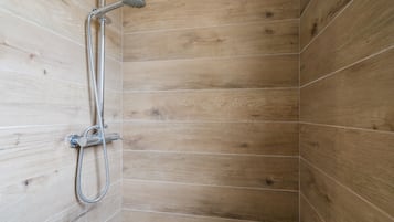Ducha, secador de pelo, toallas
