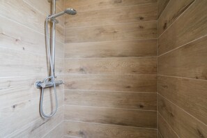 A shower with a handheld showerhead and a handheld hose. - Holiday Home 'Maria Apartment Nardò' with Shared Terrace and Private Garden (Nardò)