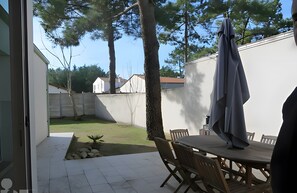 Outdoor dining - La maison du rocher – Beach 150m away (La Tranche-sur-Mer)