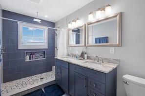 Shower, hair dryer, toilet paper - Stunning New Waterfront Oasis in North Wildwood – Sunset Views & Private Dock (Wildwood)