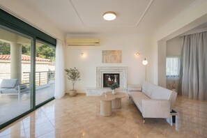 Superior villa, uitzicht op zee | Woonruimte | Smart-tv, een open haard, een videogameconsole en Netflix