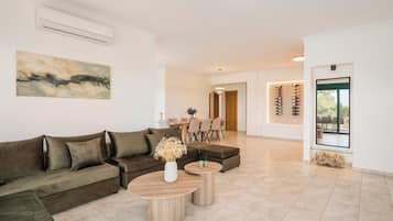 Vila superior, vista para o mar | Área de estar | Smart TV 65 polegadas com canais a cabo, lareira, console de videogame