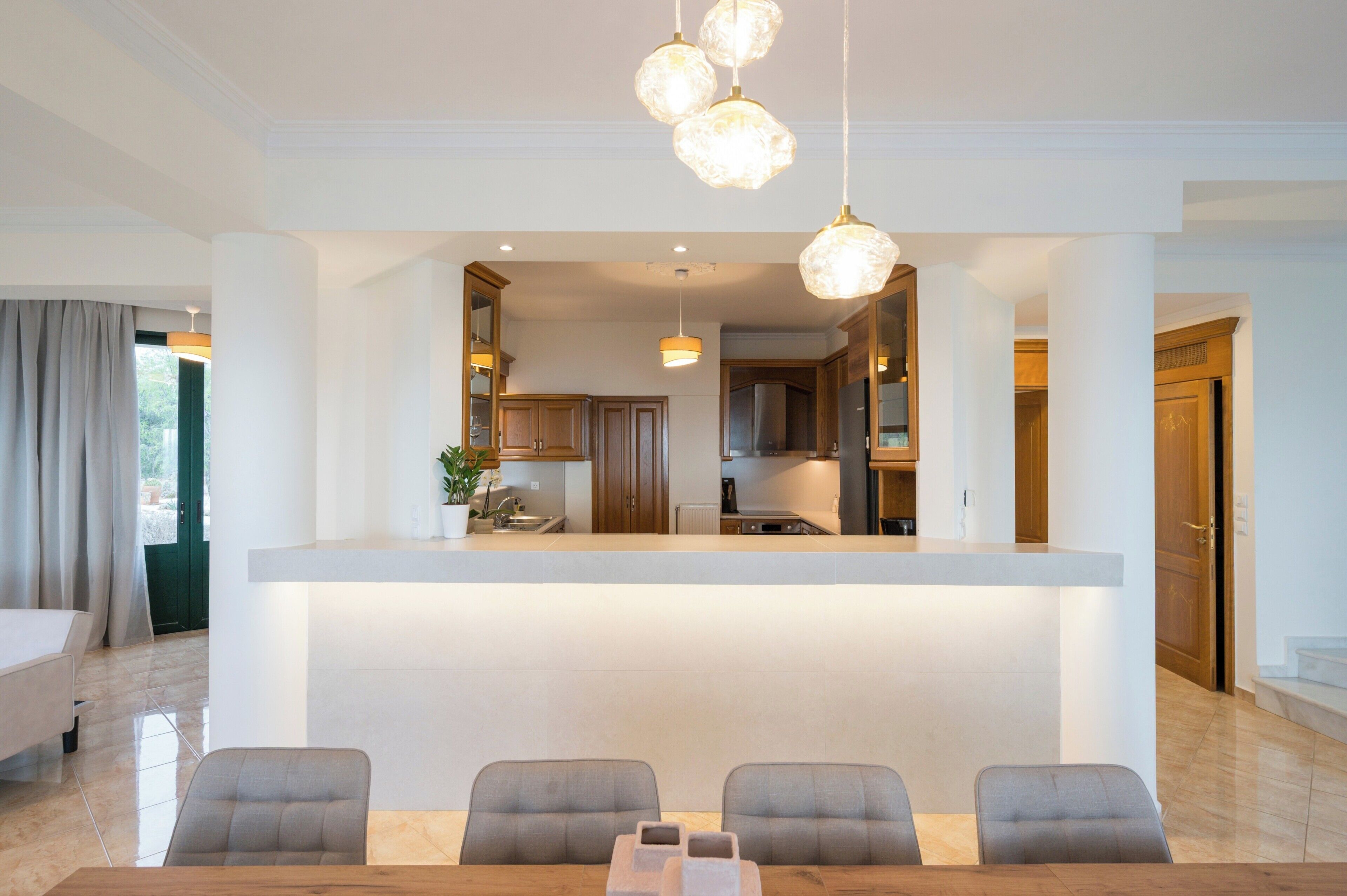 Vila superior, vista para o mar | Opções para refeição no quarto