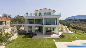 Vila superior, vista para o mar | Fachada