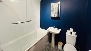 Un bagno con una vasca, un lavandino e un water.