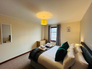 Travel cot, WiFi, bed sheets - Waverley Court in Fort William Town Centre (Fort William)