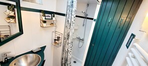 Shower, hair dryer - Seaside House with Terrace and Garden – 300m from the Beach (La Tranche-sur-Mer)