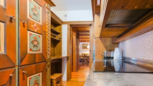 Una cocina con armarios de madera, una encimera y un tostador.