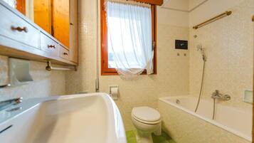 Appartamento | Bagno | Set di cortesia gratuito, asciugacapelli, bidet, asciugamani