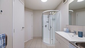 Bathroom - Queenstown Hill House - Apartment Only (Queenstown)